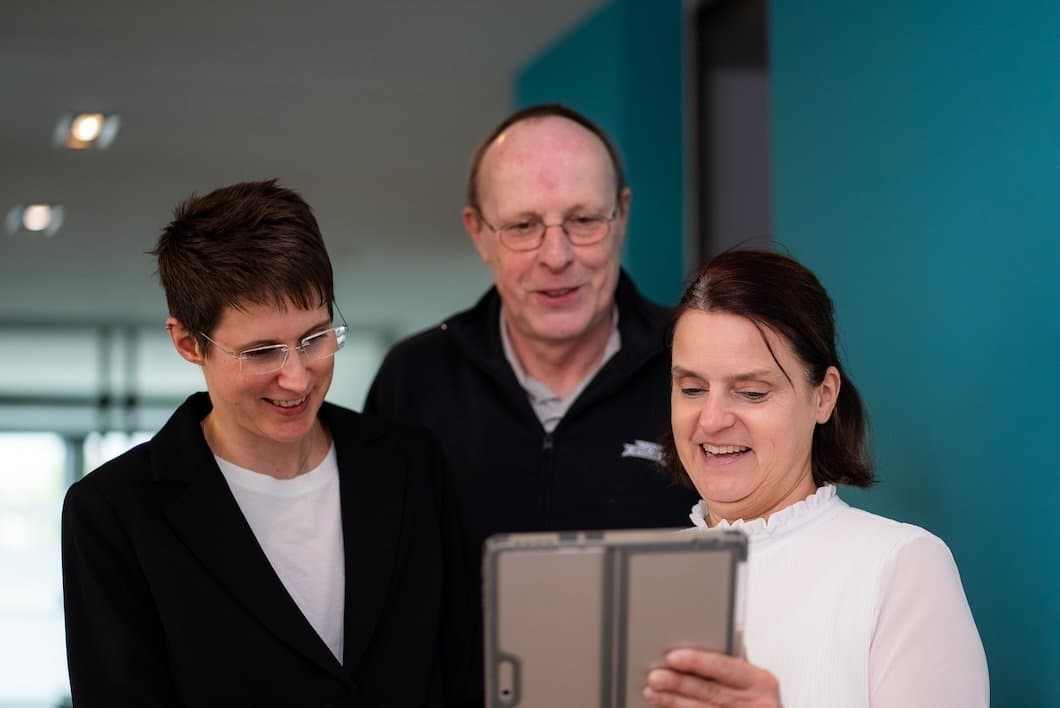 Das Team schaut etwas auf dem Ipad
